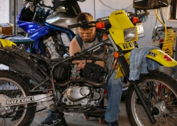 Motorrad sicher in der Garage abstellen: Worauf Hausbesitzer achten sollten