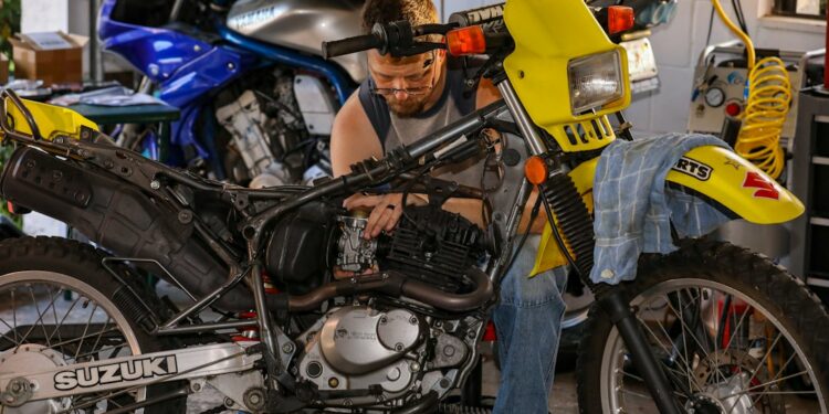 Motorrad sicher in der Garage abstellen: Worauf Hausbesitzer achten sollten